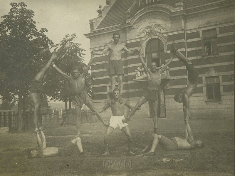 KKE 5345.jpg - Fot. Klub Sportowy „Sokół”. Od lewej stoi: pierwszy Franciszek Lorek (ur. 1894 r.) z kolegami, Lwów, lata 30-te XX wieku.